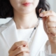 Shows an image of an Asian doctor/nurse filling a syringe